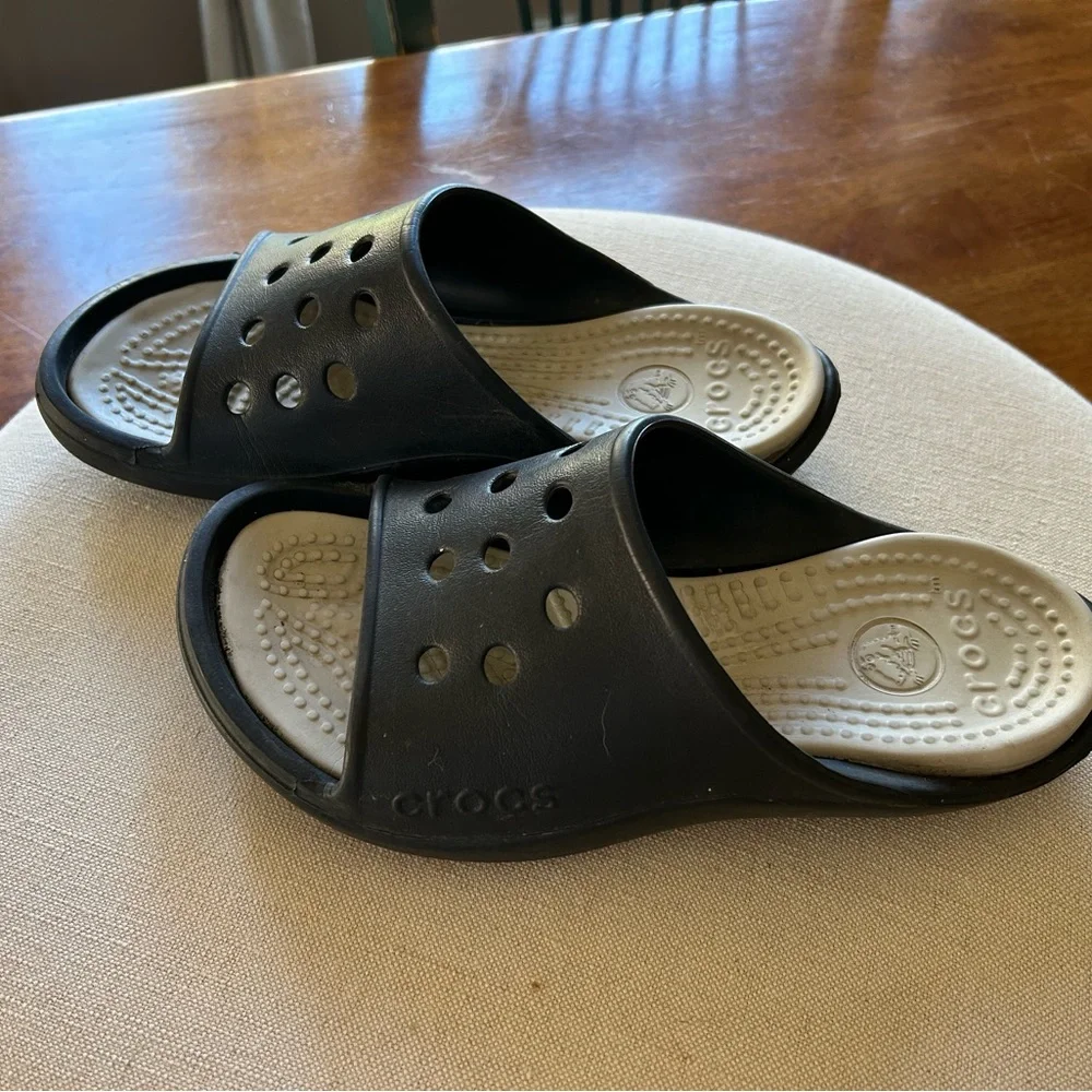 CROCS Adult Unisex Baya Slide Two-Tone Slide Sandals in Black and Cream Footbed